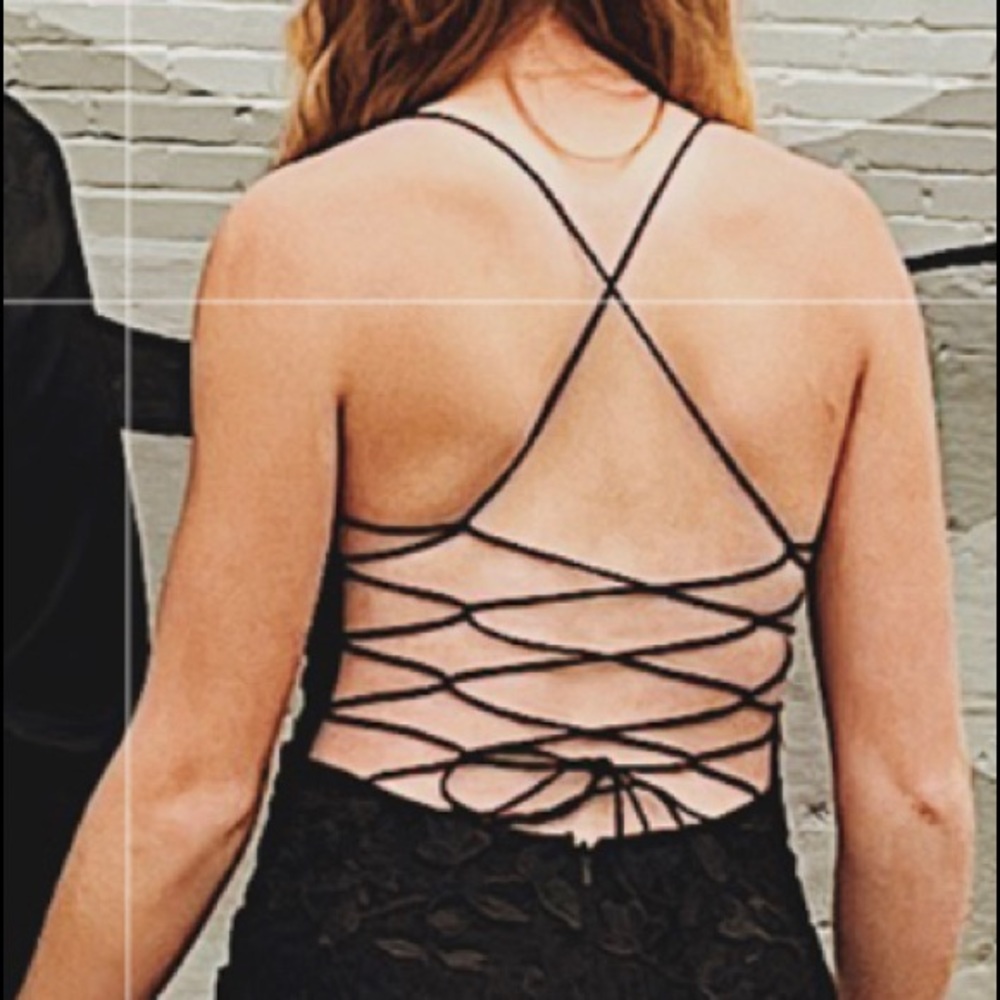 Short black dress with flower designs - Picture 3 of 3